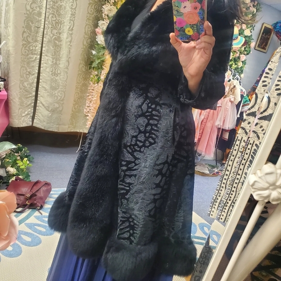 1960s Borella Made In England Styled by Sportowne Crushed Velvet Faux Fur Coat - Picture 8 of 8